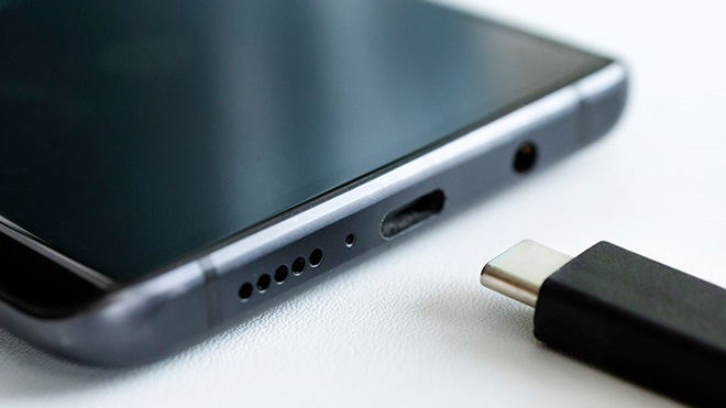 Een apparaat opladen met een USB-C oplader en USB-C kabel